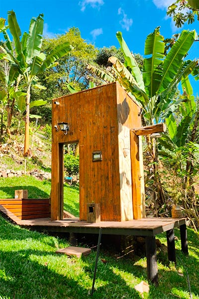 Banheiro do lago com porta para o infinito